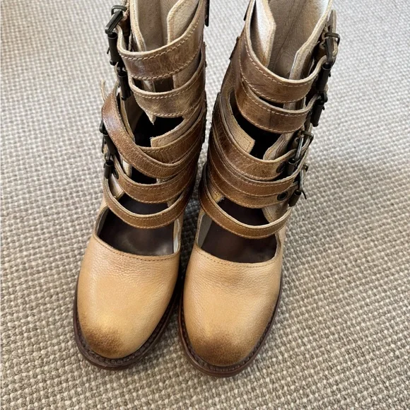 FreeBird Stylish Tan Leather Ankle Boots - Picture 2 of 5